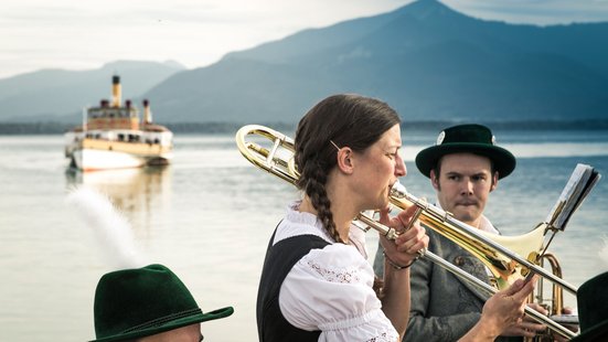 Dame spielt Trompete am Chiemsee