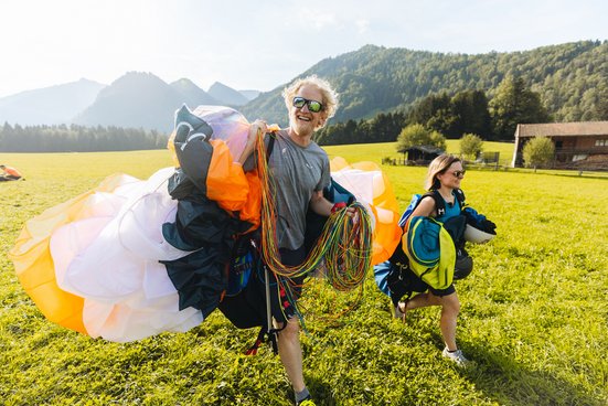 Achim und Carolin tragen das ganze Equipment nach der Landung zurück