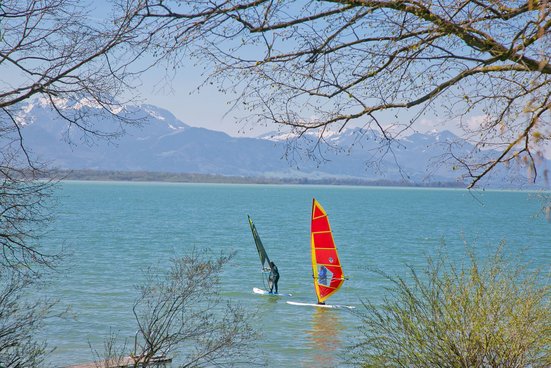 zwei Windsurfer auf dem Chiemsee