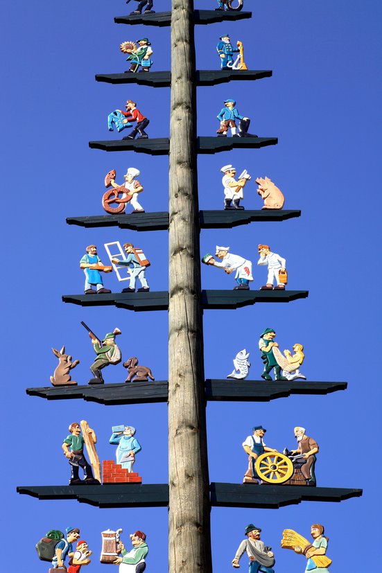 Nahaufnahme der Figuren auf einem Maibaum