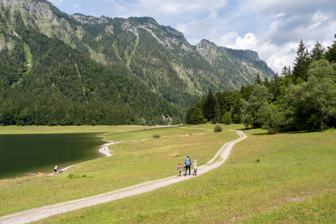 Wandern entlang des Drei-Seen-Gebietes 