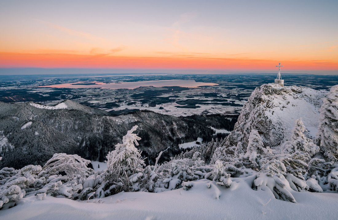 Naturbild verschneites Chiemgau vom Gipfel des Hochfelln