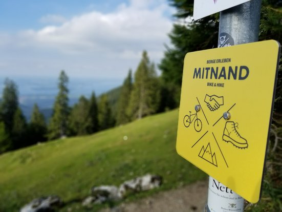 Schild der Mitnand Kampagne