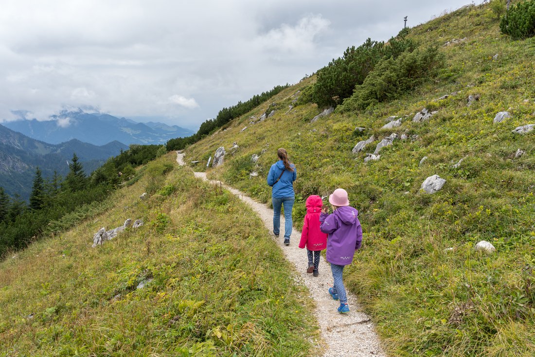 Familie wandert auf dem geologischen Rundweg am Hochfelln