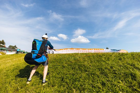 Der Gleitschirm wird zum Start vorbereitet