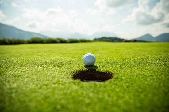 Golf ball on the lawn at the Reit im Winkl golf club