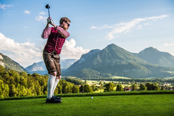 Golfer in Lederhosen auf dem Golfclub Ruhpolding