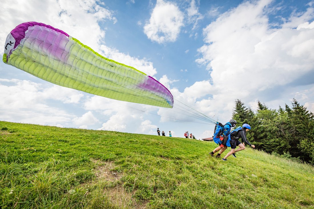 Anlauf nehmen beim Start fürs Paragliden