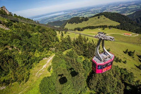 Gondel der Hochfellnseilbahn in Bergen mit dem Chiemsee im Hintergrund