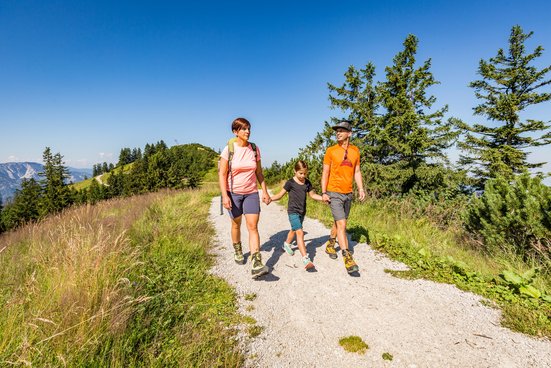 Familie wandert am Rauschberg