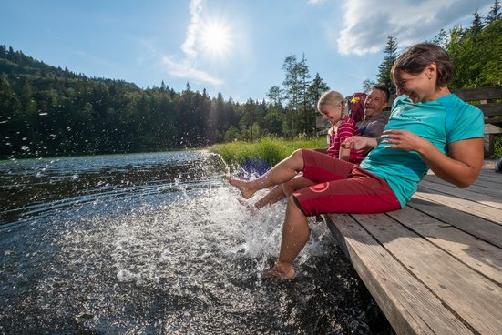 Familie planscht nach der Tour am Frillensee