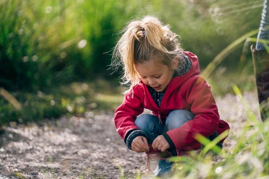 Spielendes Mädchen in der Kendlmühlfilze bei Grassau