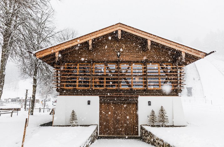 Winterhütte bei Schneefall 