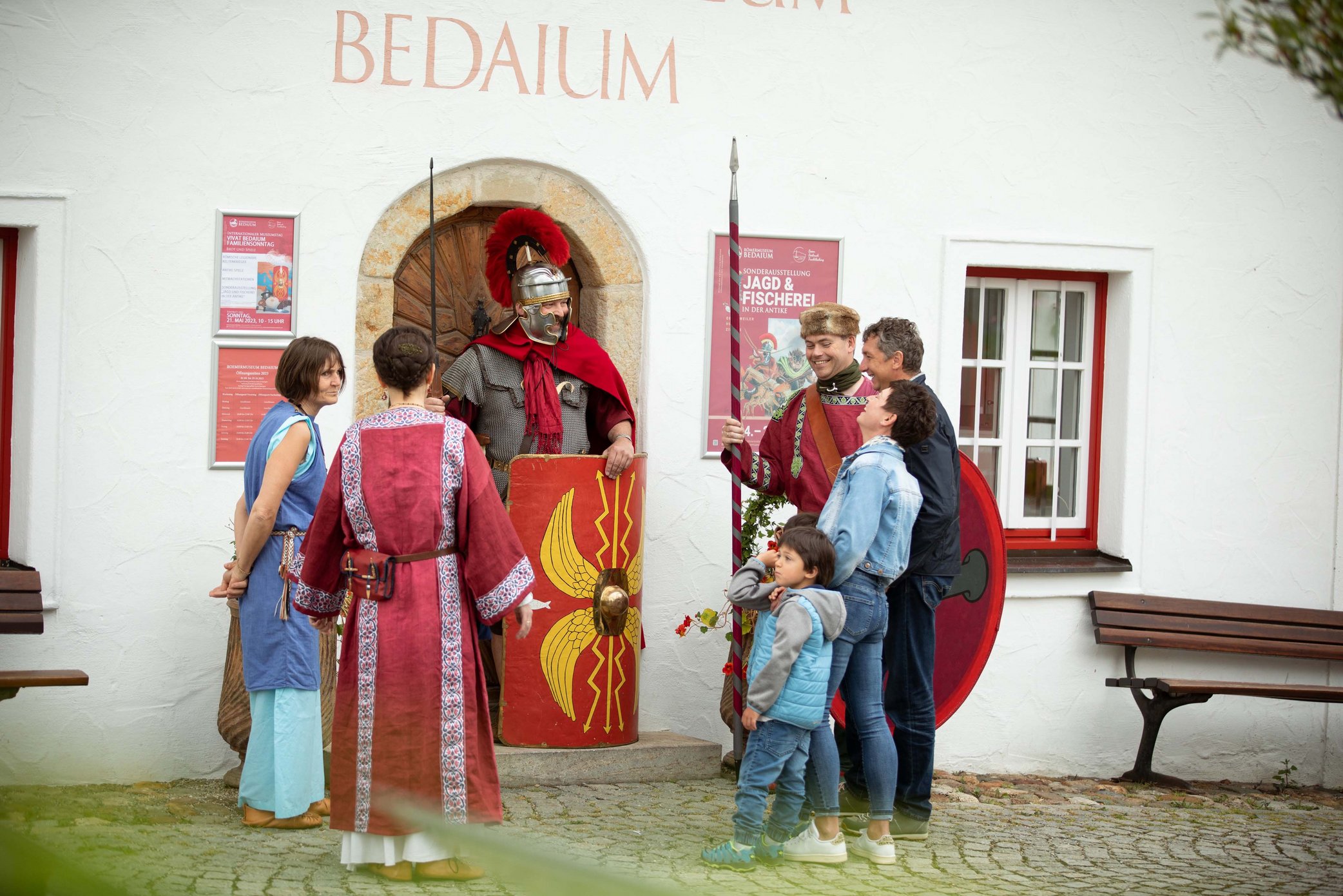 Römer begrüßen die Gäste im Römermuseum Bedaium in Seebruck