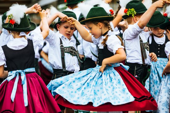 Tanzende Mädchen bei der Pfingstroas in Inzell