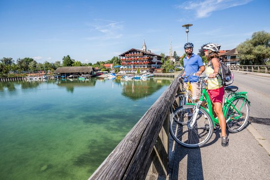 Radfahrer machen einen Stopp an der Alzbrücke in Seebruck