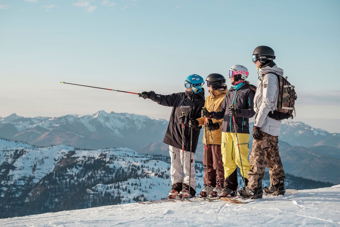 Gruppe beim Skifahren auf der Steinplatte