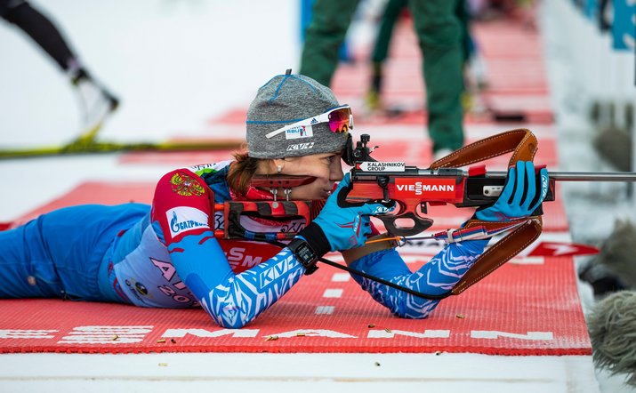 Biathletin beim Liegendschießen beim Weltcup in Ruhpolding