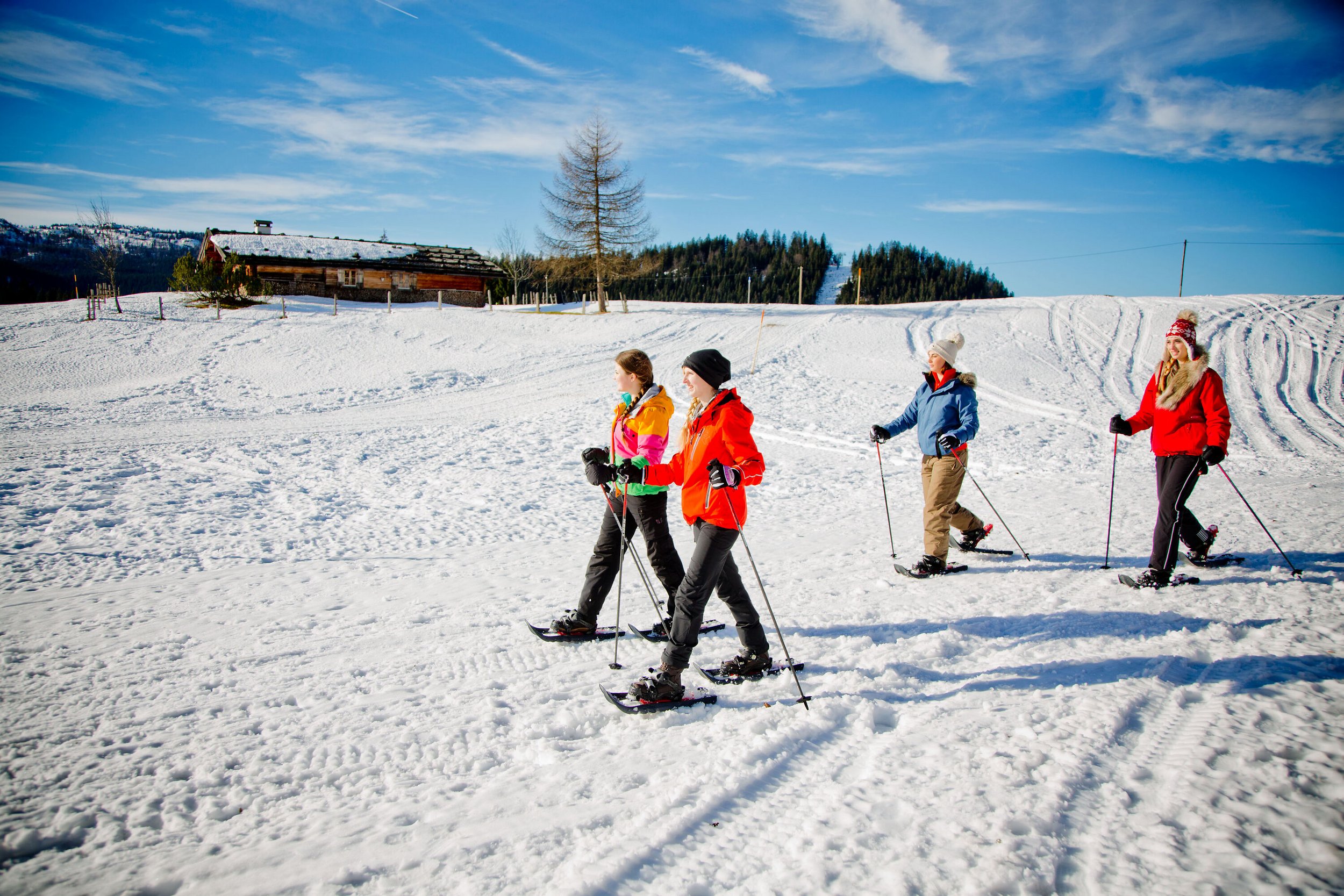 Gruppe beim Schneeschuhwandern im Chiemgau