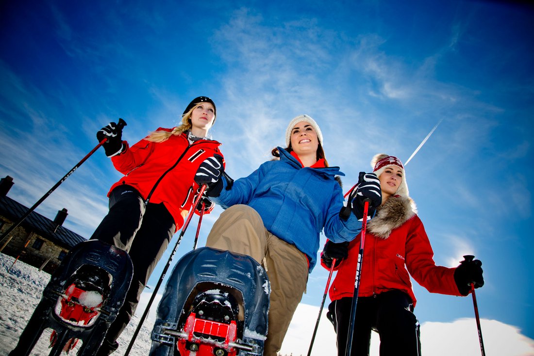 Drei Frauen bei Schneeschuhtour in Reit im Winkl