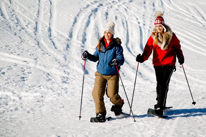Zwei Frauen bei einer Schneeschuhtour in Reit im Winkl