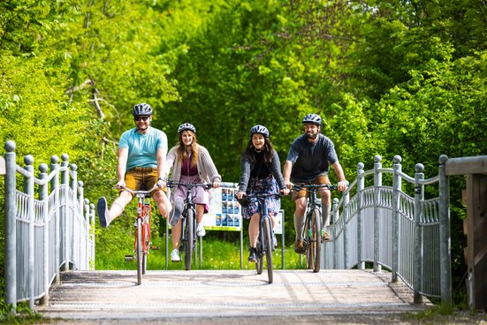 Freundesgruppe bei der Brauerei-Radtour entlang der Traun in Traunstein 