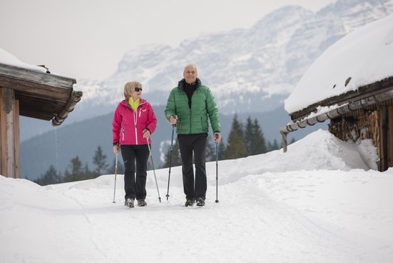 Pärchen beim Winterwandern im Chiemgau