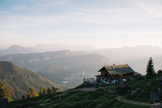 Hochgernhaus bei Sonnenaufgang