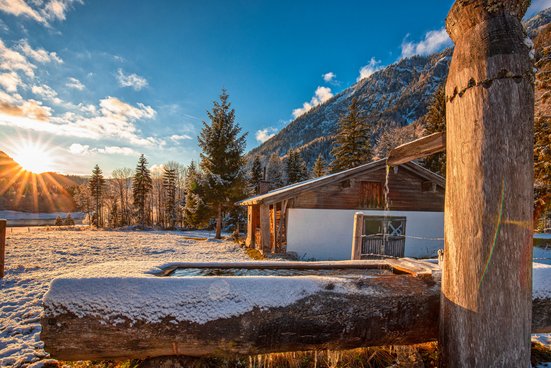 Hut at Lödensee in Ruhpolding in winter