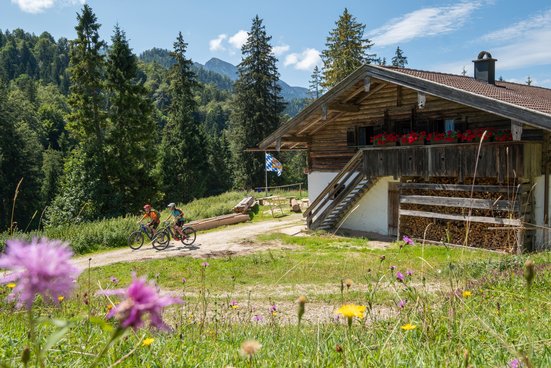 Mountainbikefahrer auf der Kaitlalm bei Ruhpolding