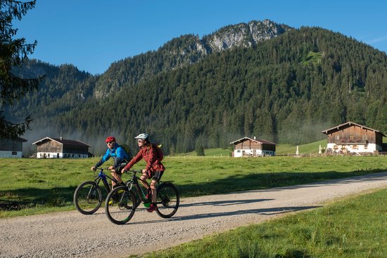 Zwei Mountainbikefahrer auf der Röthelmoosalm