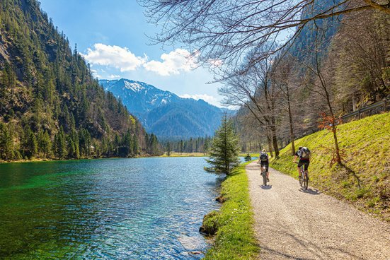 Radfahrer beim Förchensee in Ruhpolding