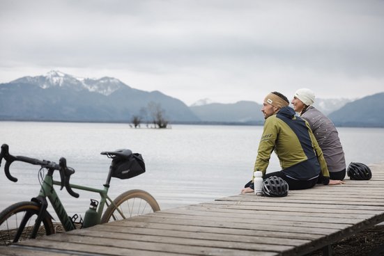 Paar macht Pause in Schützing bei Fahrradtour am Chiemsee