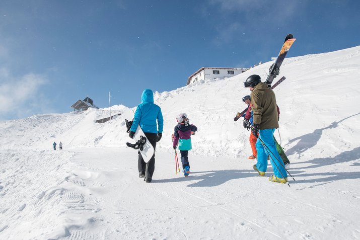 Familie beim Skifahren auf dem Hochfelln