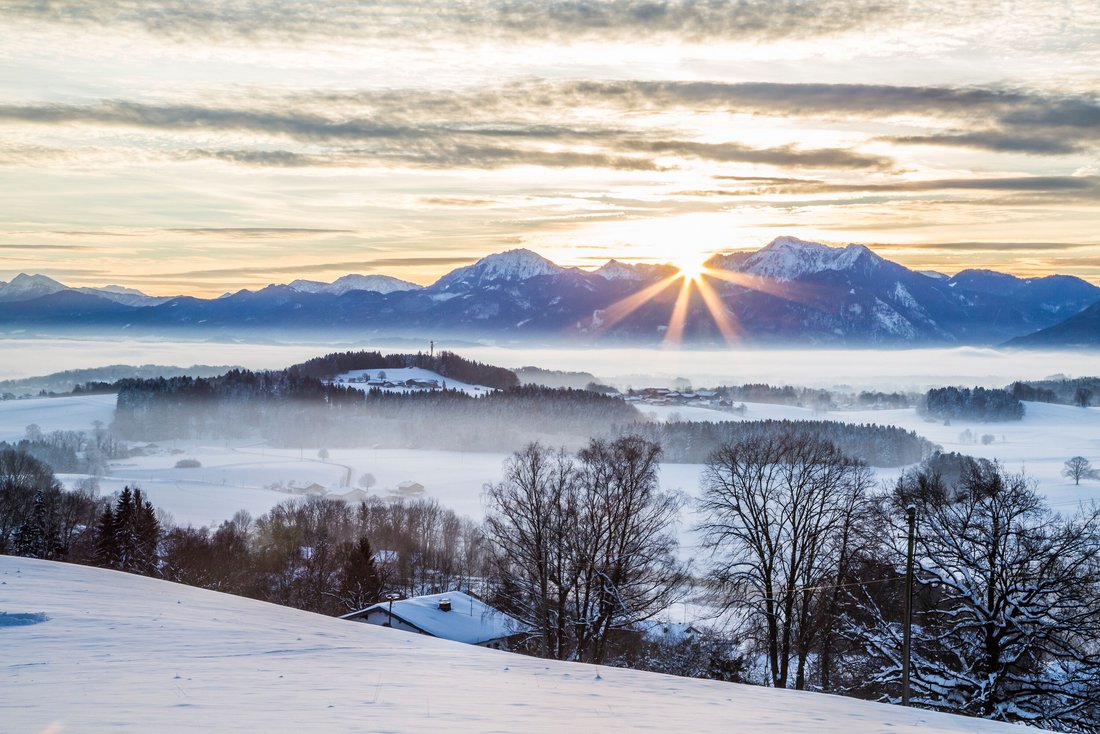 Winterpanorama mit Bergkette und verschneiter Landschaft