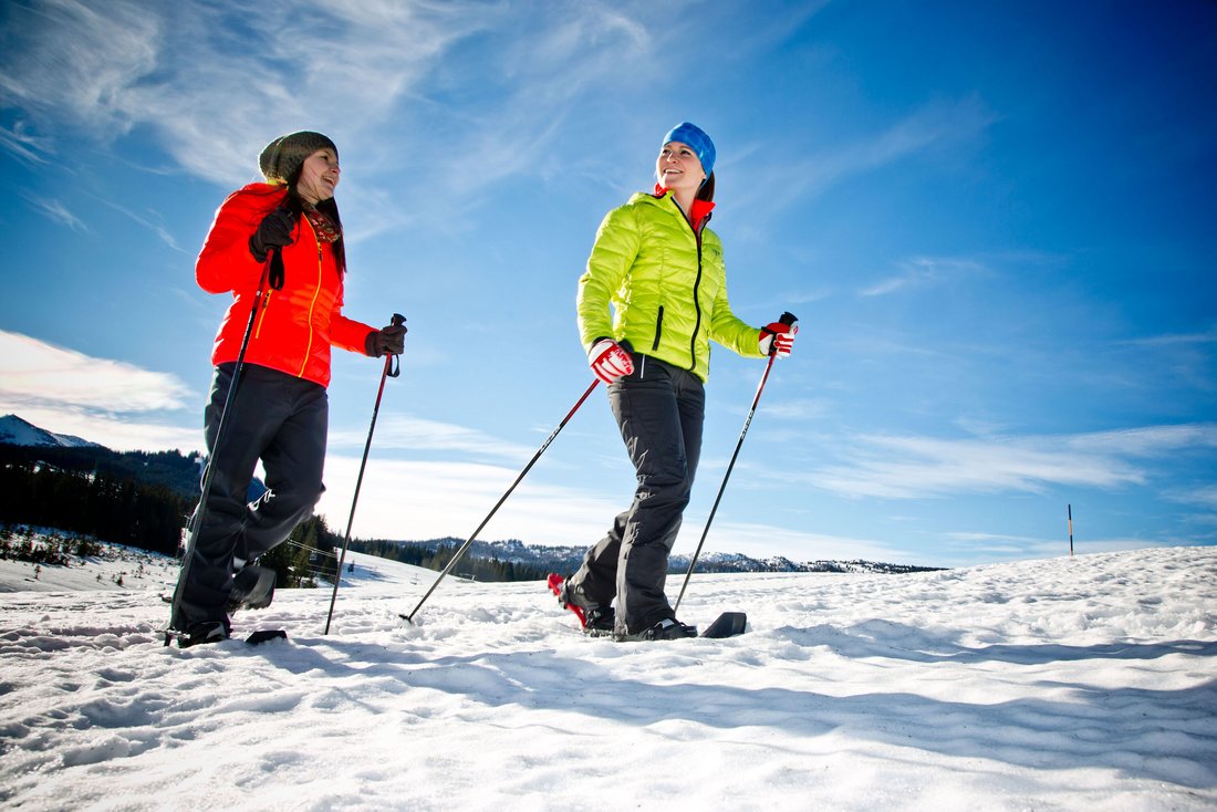 Zwei Frauen beim Schneeschuhwandern auf der Winklmoosalm