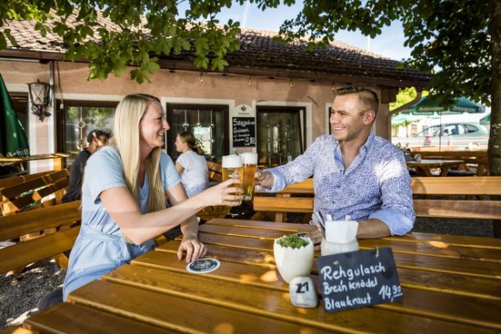 Pärchen im Biergarten