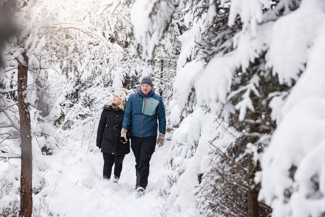 Paar beim Winterspaziergang im Chiemgau