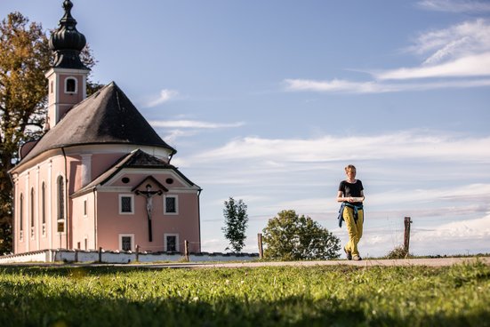 Wanderführerin Geli Egger in Waging bei Maria Mühlberg bei ihrer Kräuterwanderung