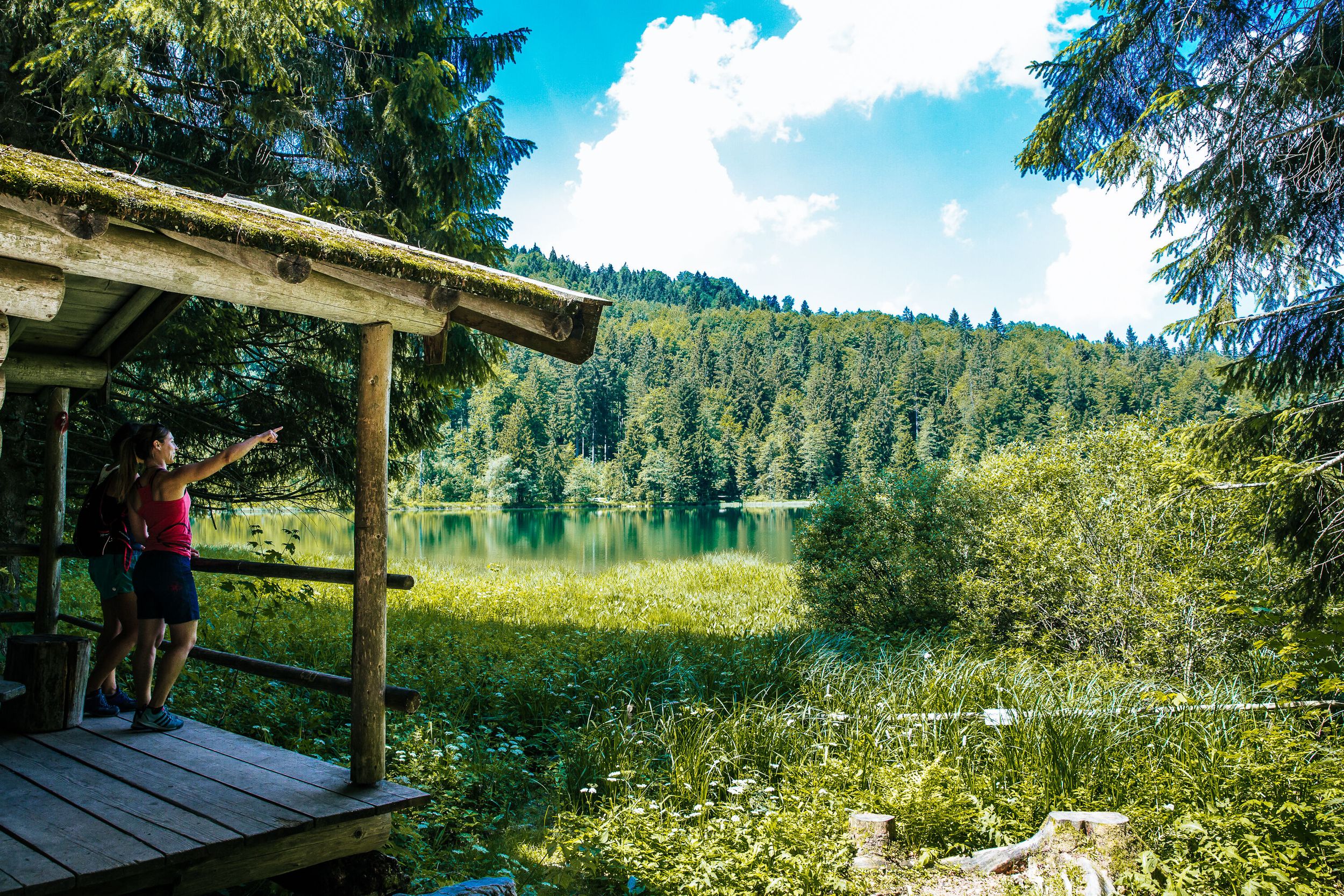 Zwei Frauen blicken auf den Frillensee in Inzell