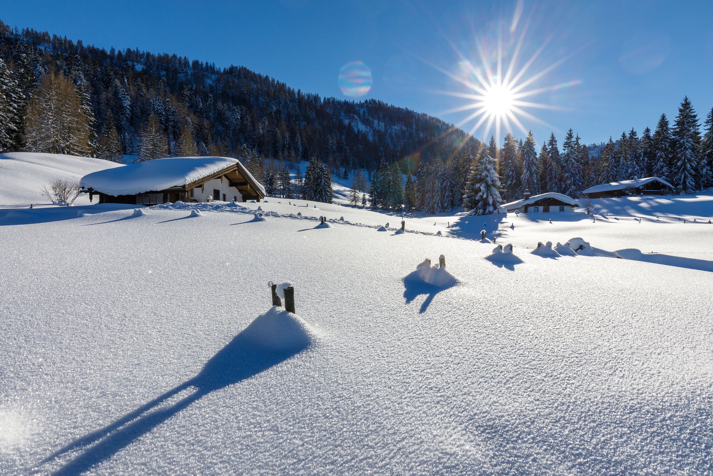 Hütten in verschneiter Landschaft 