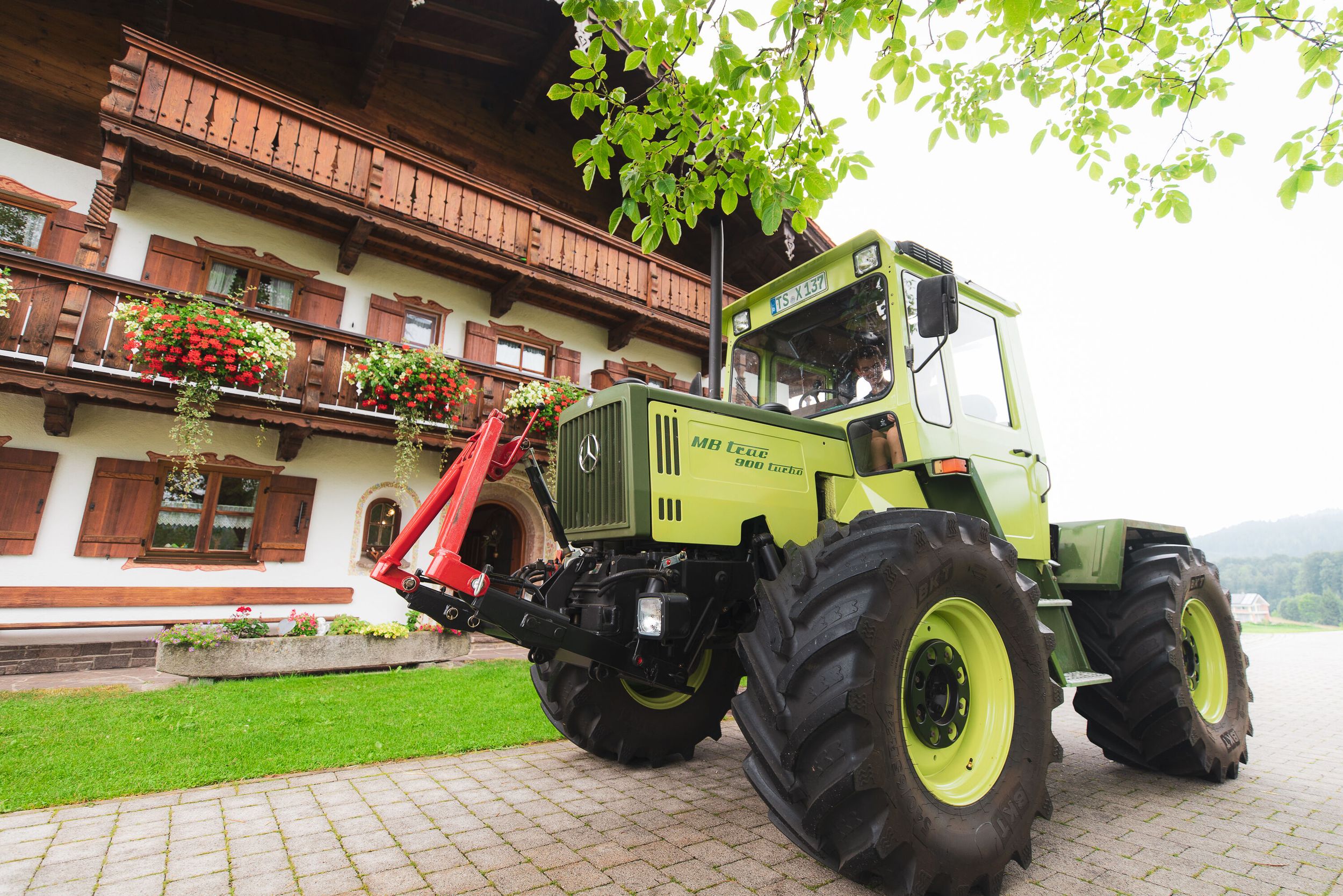 MB Trac vorm Bauernhaus auf dem Wimmerhof 