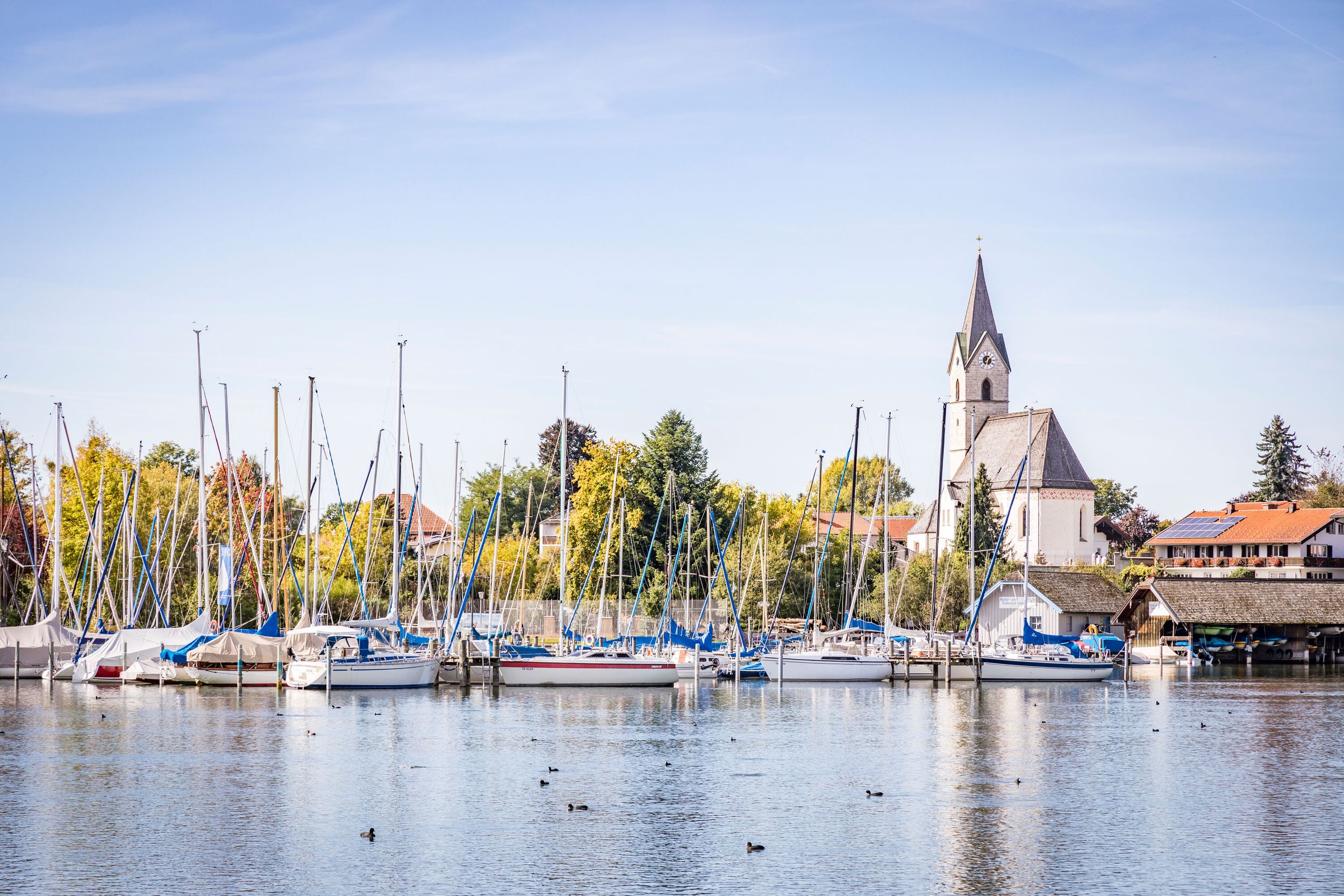 Blick auf den Hafen von Seebruck am Chiemsee