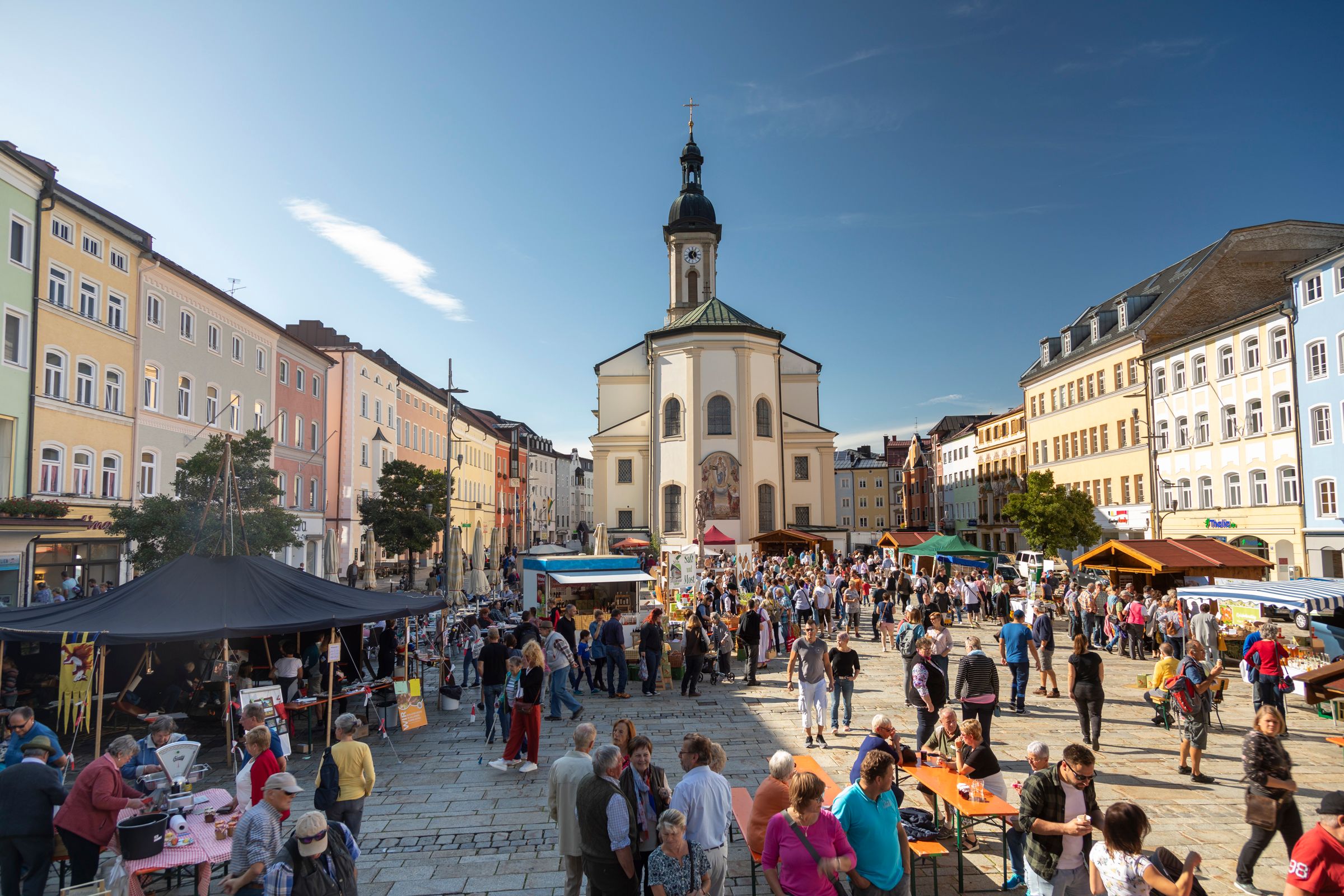 Apfelmarkt am Stadtplatz von Traunstein mit Blick auf die Stadtpfarrkirche Sankt Oswald