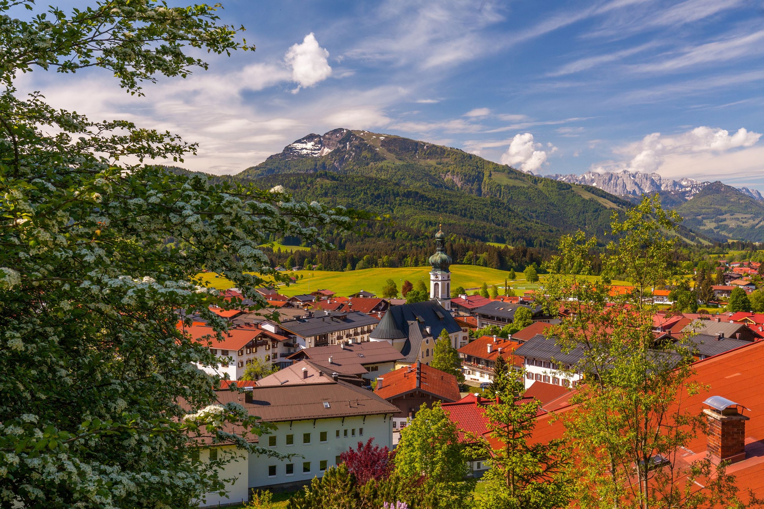 Ort Reit im Winkl im Frühling von oben