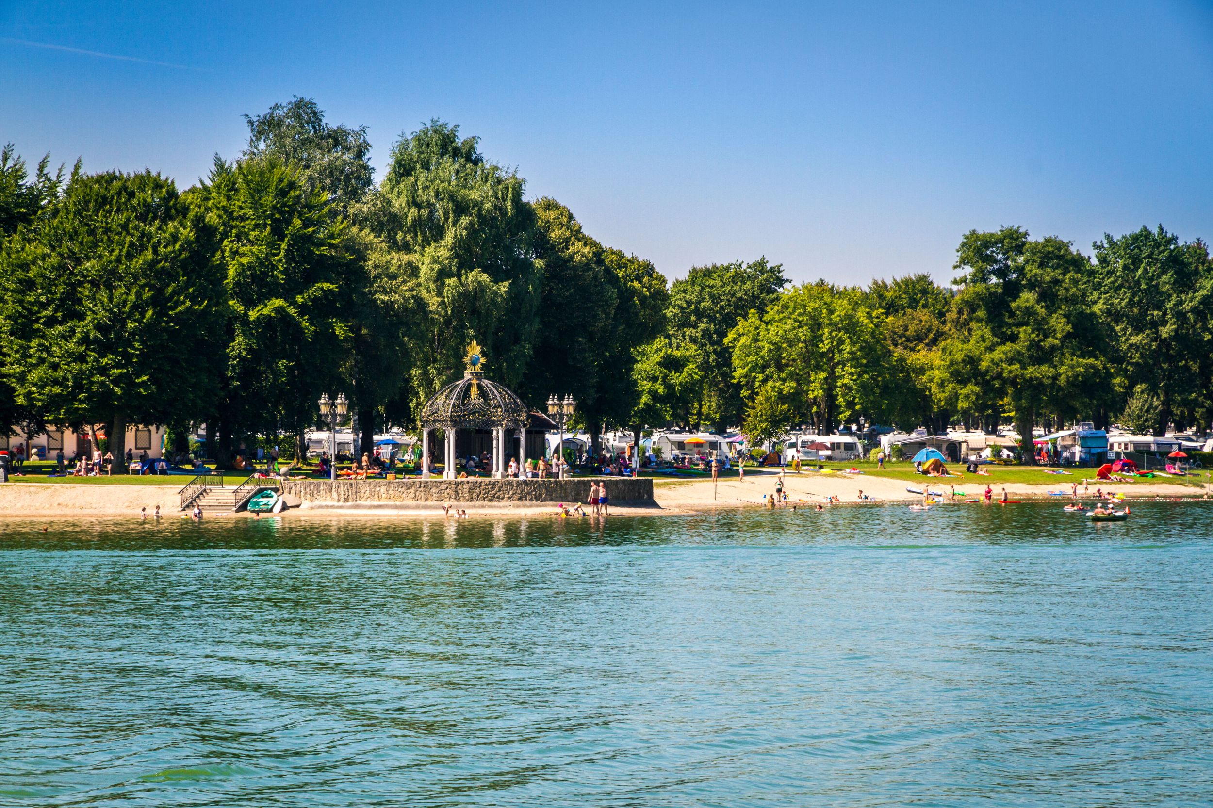 Strandpavillon am Ufer vom Waginger See